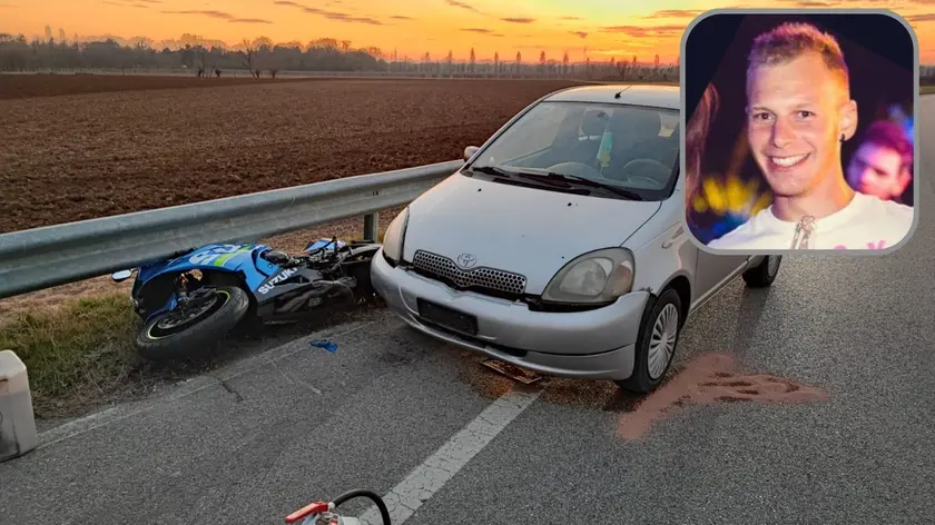 La moto Suzuki a terra dopo l'incidente e, nel riquadro, la vittima: il trentenne Omar Baulini