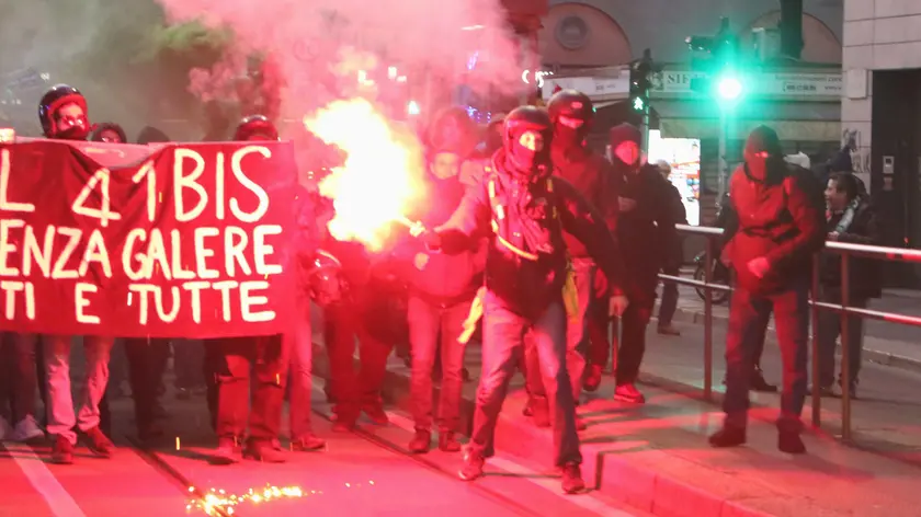 Scontri tra la polizia e gli anarchici in corteo a Milano per manifestare a sostegno di Alfredo Cospito e contro il regime di 41 bis. Sono stati lanciati petardi, bottiglie e pietre e gli agenti hanno caricato i manifestanti, Milano, 11 Febbraio 2023. ANSA/PAOLO SALMOIRAGO