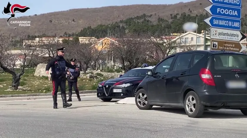 Sette persone sono indagate nell'operazione antidroga compiuta stamani dei carabinieri di San Giovanni Rotondo, nel Foggiano. Quattro persone sono finite in carcere, tre sono state sottoposte all'obbligo di firma. Sono accusate, a vario titolo, di spaccio di sostanze stupefacenti in concorso, tentativo di incendio di autovettura ed evasione. I reati contestati fanno riferimento al periodo compreso tra marzo e luglio 2021 e sarebbero stati commessi a San Giovanni Rotondo, San Marco in Lamis e San Severo, 28 febbraio 2023. ANSA/US CARABINIERI +++ NPK +++ NO SALES, EDITORIAL USE ONLY +++