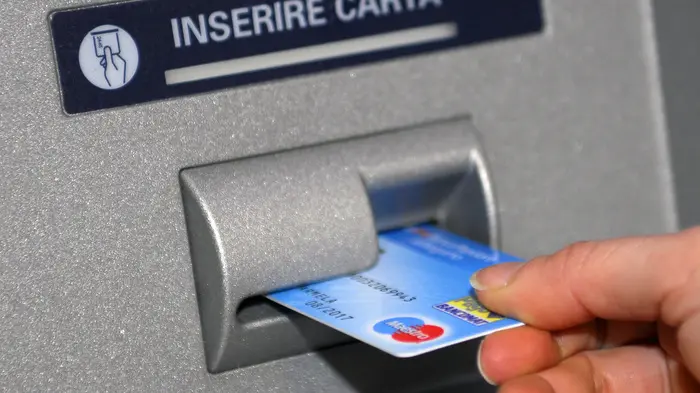 Un momento di un prelievo di denaro contante a uno sportello bancomat, Roma 10 gennaio 2012. ANSA / ALESSIO TARALLETTO