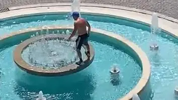 Il turista è salito su uno dei cornicioni della fontana a Lignano per poi tuffarsi nella vasca sottostante