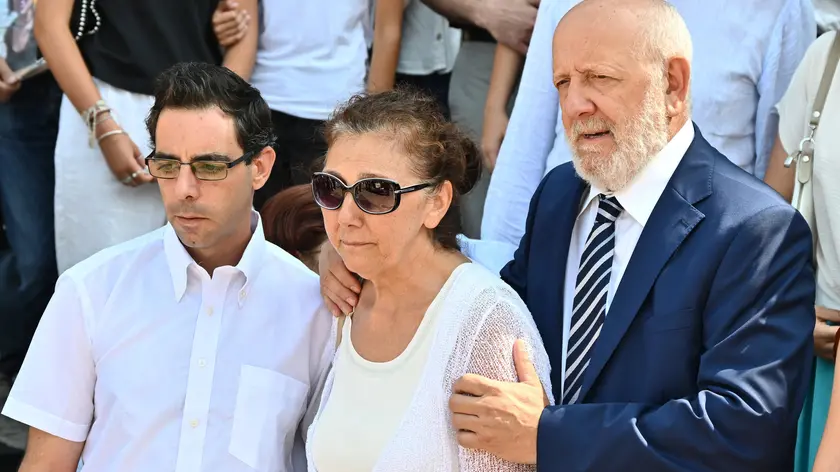 I genitori e il compagno di Sharon Verzeni, la 33enne uccisa in strada a Terno d'Isola, durante i funerali della donna a Bottanuco nel Bergamasco, 3 agosto 2024. ANSA/MICHELE MARAVIGLIA