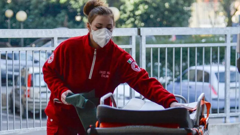 Il personale dell'ospedale civico di Codogno indossa le mascherine