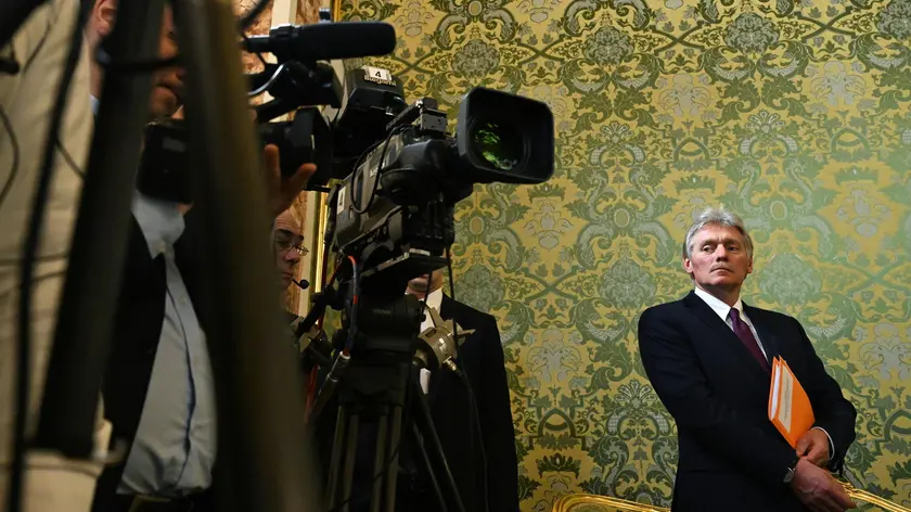 epa11015895 Kremlin spokesman Dmitry Peskov waits before a meeting of Russian President Vladimir Putin and Iranian President Ebrahim Raisi (both unseen) at the Kremlin in Moscow, Russia, 07 December 2023. EPA/PAVEL BEDNYAKOV / KREMLIN POOL / POOL MANDATORY CREDIT