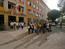 Studentesse e studenti con il vocabolario di italiano sotto braccio aspettano l'apertura della scuola al liceo Mercalli di Napoli, 21 giugno 2023. Da stamattina oltre 536.000 studenti saranno alle prese in Italia con gli esami di Maturità. E quest'anno si torna alla formula pre-Covid, con due scritti e un colloquio. Oggi si parte con la prima prova, quella di Italiano. ANSA/CIRO FUSCO Final exam at the Mercalli high school in Naples, 21 June 2023. From this morning over 536,000 students in Italy will be grappling with the final exams. And this year we return to the pre-Covid formula, with two writings and an interview. Today we start with the first test, that of Italian. ANSA/CIRO FUSCO