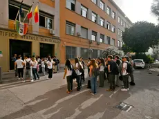 Studentesse e studenti con il vocabolario di italiano sotto braccio aspettano l'apertura della scuola al liceo Mercalli di Napoli, 21 giugno 2023. Da stamattina oltre 536.000 studenti saranno alle prese in Italia con gli esami di Maturità. E quest'anno si torna alla formula pre-Covid, con due scritti e un colloquio. Oggi si parte con la prima prova, quella di Italiano. ANSA/CIRO FUSCO Final exam at the Mercalli high school in Naples, 21 June 2023. From this morning over 536,000 students in Italy will be grappling with the final exams. And this year we return to the pre-Covid formula, with two writings and an interview. Today we start with the first test, that of Italian. ANSA/CIRO FUSCO