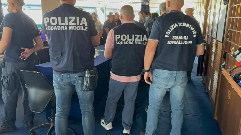 E' stata sottoposta a sequestro probatorio dalla polizia per le "rilevanti criticità igienico/sanitarie e gravi carenze alloggiative, tali da integrare il reato di frode nelle pubbliche forniture" la nave Mykonos Magic, rinominata Goddess of the Night, che avrebbe dovuto ospitare oltre duemila agenti e ufficiali di polizia giudiziaria impiegati nei servizi di ordine e sicurezza per il G7, 12 giugno 2024. Il provvedimento è stato disposto dalla Procura della Repubblica di Brindisi. NPK ANSA / Ufficio stampa Polizia di Stato +++ ANSA PROVIDES ACCESS TO THIS HANDOUT PHOTO TO BE USED SOLELY TO ILLUSTRATE NEWS REPORTING OR COMMENTARY ON THE FACTS OR EVENTS DEPICTED IN THIS IMAGE; NO ARCHIVING; NO LICENSING +++
