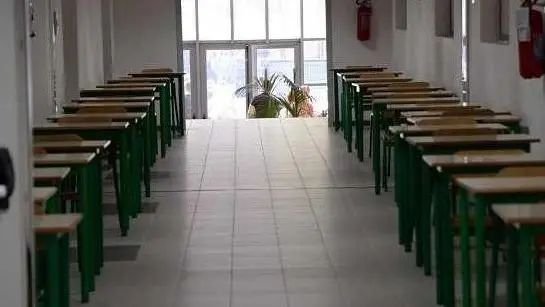 La fila dei banchi viene allestita in vista dell'esame di maturità' in una scuola a Pontedera, 17 giugno 2014. ANSA/ STRINGER