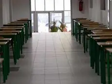 La fila dei banchi viene allestita in vista dell'esame di maturità' in una scuola a Pontedera, 17 giugno 2014. ANSA/ STRINGER