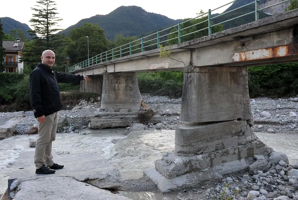 Moggio Udinese 16 agosto 2014 Il sindaco Filaferro mostra i danni causati dall'alluvione del 13 agosto. Copyright Foto Petrussi / Ferraro Simone