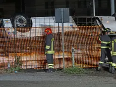 Rescue personnel work at the site where a passenger bus with people on board fell from an elevated section ending up on the railway track that runs alongside the road in Mestre, near Venice, Italy, 03 October 2023. There are at least 21 confirmed deaths and 15 injured. ANSA/ANDREA MEROLA (bus, incidente stradale, cavalcavia, vigili fuoco, generica, pompieri)