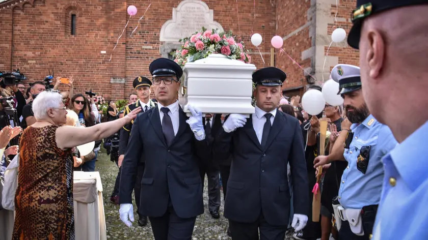 L’uscita del feretro al termine dei funerali di Sofia Castelli, la ventenne uccisa a coltellate nel sonno una settimana fa nella sua abitazione dall'ex fidanzato, il 23enne italo-marocchino Zakaria Atqaoui che ha confessato e che si trova in carcere, nella chiesa di San Giuliano a Cologno Monzese, in provincia di Milano, 05 Agosto 2023. ANSA/ MATTEO CORNER