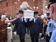L’uscita del feretro al termine dei funerali di Sofia Castelli, la ventenne uccisa a coltellate nel sonno una settimana fa nella sua abitazione dall'ex fidanzato, il 23enne italo-marocchino Zakaria Atqaoui che ha confessato e che si trova in carcere, nella chiesa di San Giuliano a Cologno Monzese, in provincia di Milano, 05 Agosto 2023. ANSA/ MATTEO CORNER