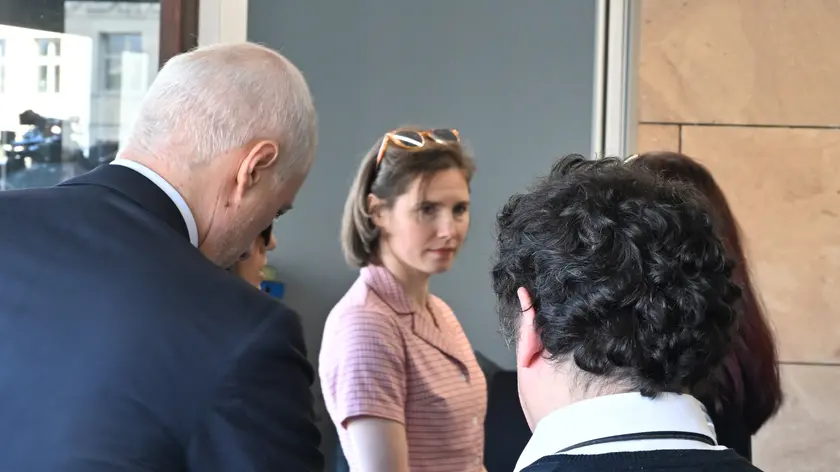 Amanda Knox arriva al Palazzo di Giustizia di Firenze accompagnata dal marito Chris Robinson e dagli Avvocati per la calunnia ricevuta da Patrick Lumuba Firenze 05 Giugno 2024 ANSA/CLAUDIO GIOVANNINI