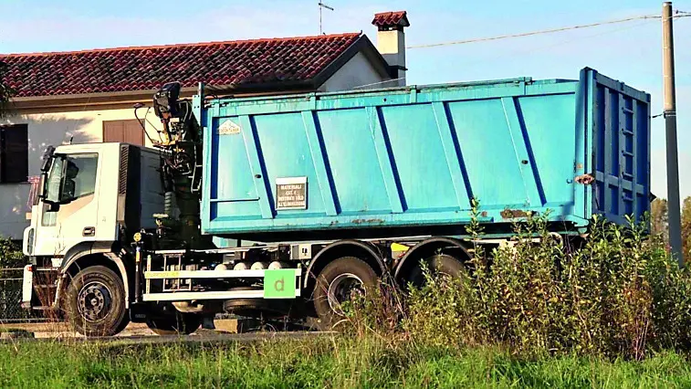 Il camion che ha trasportato i tacchini abbattuti all’impianto di incenerimento