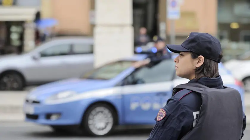 Agenti di polizia effettuano dei controlli nei pressi di Piazza San Pietro, Roma, 16 novembre 2015. ANSA/UFFICIO STAMPA POLIZIA ++ NO SALES, EDITORIAL USE ONLY ++