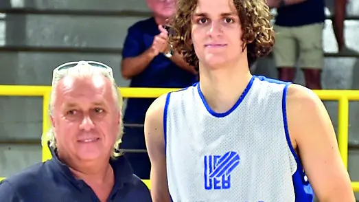 Ferrari premiato dall’assessore di Lignano, Iermano (foto Petrussi)