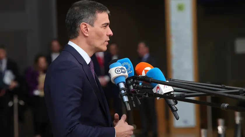 epa11233564 Spanish Prime Minister Pedro Sanchez talks to the media as he arrives to attend the European Council meeting in Brussels, Belgium, 21 March 2024. EU leaders are expected to address security and defence, continued support to Ukraine and the situation in the Middle-East as well as the EU's enlargement, external relations, migration, agriculture and the European Semester during a two-day summit. EPA/OLIVIER MATTHYS