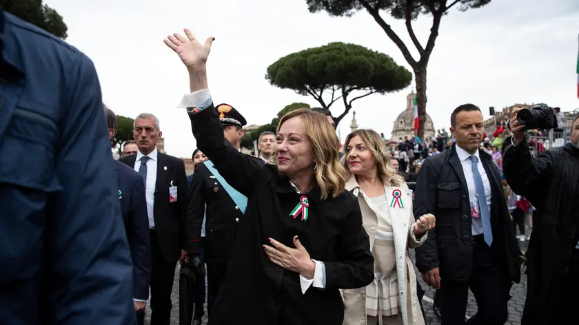 La presidente del Consiglio, Giorgia Meloni, al termine della cerimonia di deposizione della corona d'alloro all'Altare della Patria per la Festa della Repubblica, Roma, 02 giugno 2024. ///// Italian Prime Minister, Giorgia Meloni, during the celebrations for the Republic Day at the Fori Imperiali, Rome, Italy, 02 June 2024. The Feast of the Italian Republic is a national day of celebration established to commemorate the birth of the Italian Republic. It is celebrated every year on 02 June 2, the date of the institutional referendum of 1946, with the main celebration taking place in Rome. The Feast of the Italian Republic is one of the symbols of Italian homelands. ANSA/ANGELO CARCONI