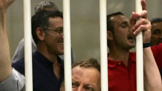 20090613 - MILANO -CLJ - TERRORISMO: NUOVE BR; GLI IMPUTATI CANTANO L'INTERNAZIONALE Alfredo Davanzo ed altri condannati nel processo sulle Brigate Rosse al termine della lettura della sentenza, oggi 13 giugno 2009, in corte d'assise a Milano. ..MATTEO BAZZI / ANSA /ji