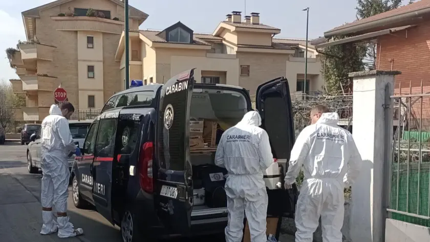 Il cadavere mummificato di una donna di 90 anni, è stato scoperto dai carabinieri sigillato in una cassapanca in un appartamento di Paderno Dugnano (Milano), durante un sopralluogo a seguito del decesso in casa della figlia, avvenuto tre giorni fa, 23 marzo 2023. A quanto emerso la donna, 64 anni, lo avrebbe conservato per continuare a riscuotere la sua pensione. ANSA/CARABINIERI +++ ANSA PROVIDES ACCESS TO THIS HANDOUT PHOTO TO BE USED SOLELY TO ILLUSTRATE NEWS REPORTING OR COMMENTARY ON THE FACTS OR EVENTS DEPICTED IN THIS IMAGE; NO ARCHIVING; NO LICENSING +++ NPK +++