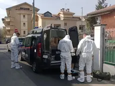 Il cadavere mummificato di una donna di 90 anni, è stato scoperto dai carabinieri sigillato in una cassapanca in un appartamento di Paderno Dugnano (Milano), durante un sopralluogo a seguito del decesso in casa della figlia, avvenuto tre giorni fa, 23 marzo 2023. A quanto emerso la donna, 64 anni, lo avrebbe conservato per continuare a riscuotere la sua pensione. ANSA/CARABINIERI +++ ANSA PROVIDES ACCESS TO THIS HANDOUT PHOTO TO BE USED SOLELY TO ILLUSTRATE NEWS REPORTING OR COMMENTARY ON THE FACTS OR EVENTS DEPICTED IN THIS IMAGE; NO ARCHIVING; NO LICENSING +++ NPK +++
