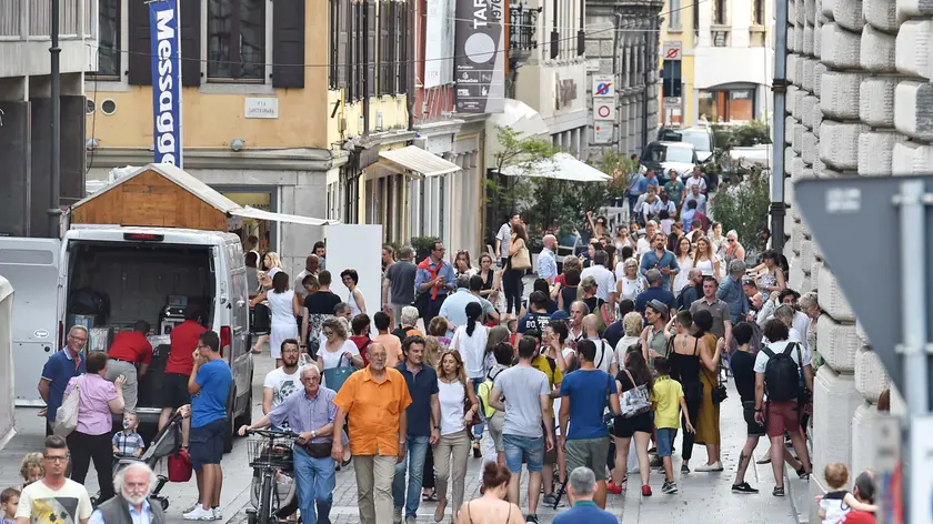 Udine 02 luglio 2016 Il centro tra eventi culturali e lo shopping per i saldi. Nella foto uno spettacolo di danza in via Cavour e piazza Liberta'. Copyright Foto Petrussi / Ferraro Simone