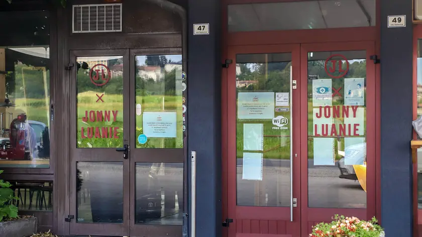Il lopcale di San Daniele chiuso dalla Questura per la vicenda delle magliette con la scrittta choc