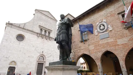 ANTEPRIMA Cividale 9 Maggio 2005. Duomo, statua di Giuluio Cesare e Municipio.Foto Copyright Diego Petrussi/Foto Agency Anteprima.