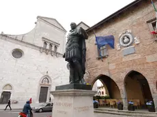 ANTEPRIMA Cividale 9 Maggio 2005. Duomo, statua di Giuluio Cesare e Municipio.Foto Copyright Diego Petrussi/Foto Agency Anteprima.