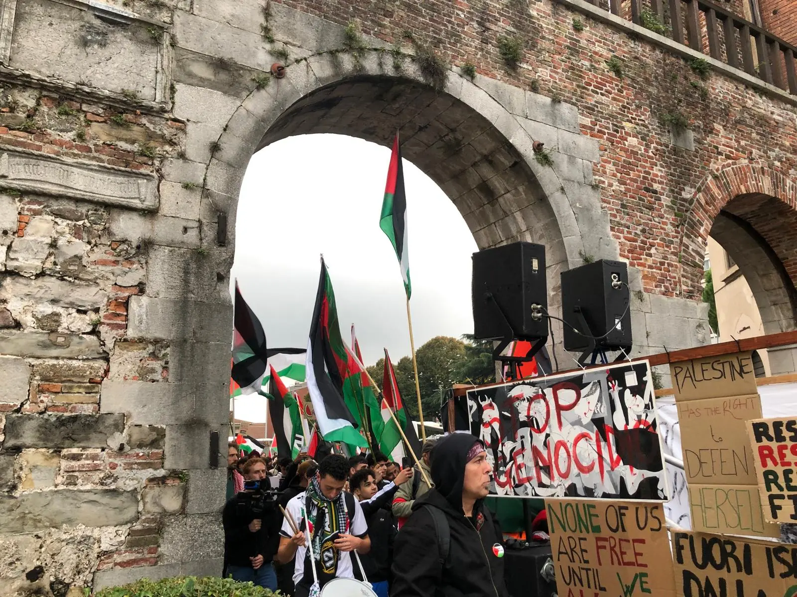 Sono più di 1500, secondo una prima stima delle forze dell'ordine, le persone che stanno partecipando al corteo pro-Palestina partito da piazza della Repubblica e diretto in piazza XX Settembre a Udine. Prima della partenza un minuto di silenzio per le vittime della guerra Foto Edoardo Di Salvo e Giacomina Pellizzari