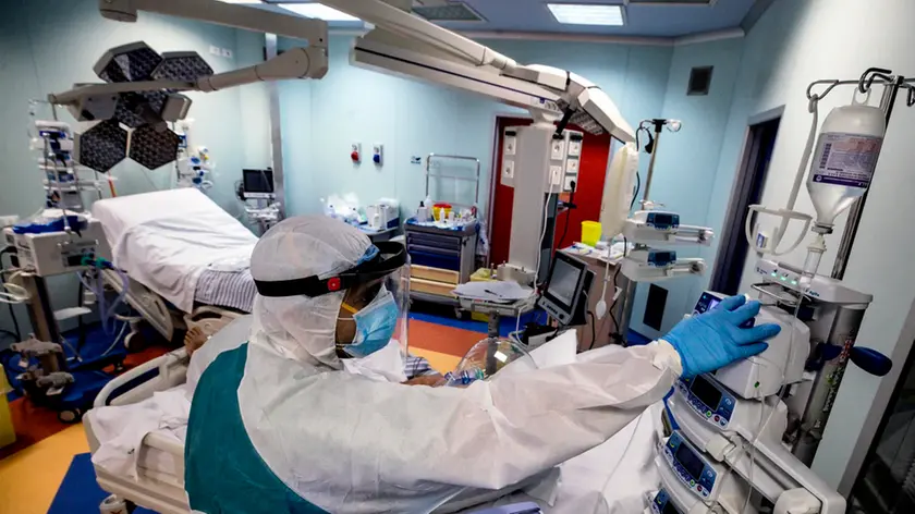 Un reparto di terapia intensiva durante l'emergenza. ANSA/ANGELO CARCONI