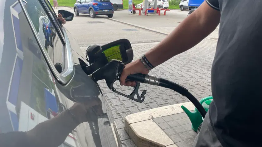 Primo giorno di obbligo di esposizione del prezzo medio dei carburanti nei distributori, Bolzano, 01 agosto 2023. Il Mimit pubblica sul proprio sito i prezzi medi dei carburanti: la media nazionale in autostrada e quella Regione per Regione. Da oggi i dati dovranno essere esposti dagli impianti di distribuzione sul territorio, con l'obiettivo - sottolineato dal governo - di favorire la trasparenza. ANSA / GNEWS
