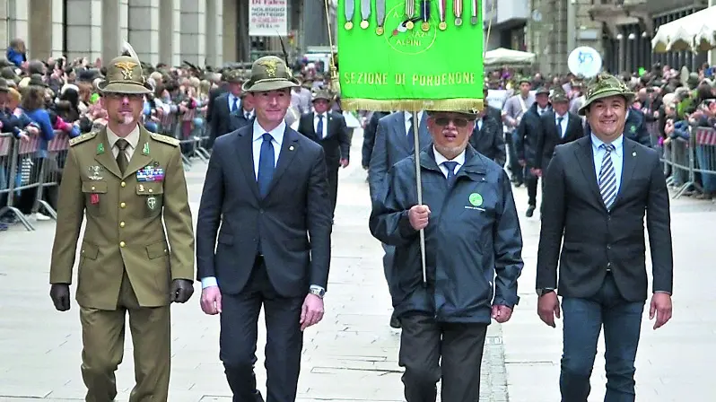 Il neogenerale David Colussi mentre sfila con la sezione Ana di Pordenone all’adunata di Milano 2019