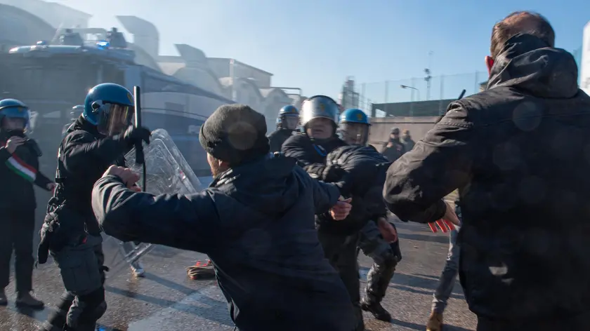 Polizia e dimostranti si fronteggiano nel corso del corteo organizzato dai centri sociali per protestare contro la presenza di operatori di Israele alla Fiera VicenzaOro a Vicenza, 20 gennaio 2024. ANSA/EDOARDO FIORETTO