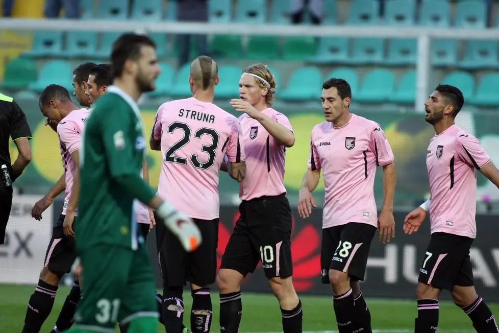 Palermo Oscar Hiljemark celebrates with his teammates after 2-0 scores during the Serie A soccer match Palermo vs Udinese at Renzo Barbera stadium in Palermo, 24 Jamuary 2016. ANSA/CORRADO LANNINO