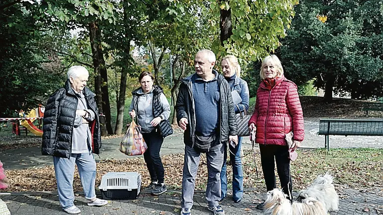 Alcuni degli inquilini residenti nella palazzina di via Piutti (FOTO PETRUSSI)