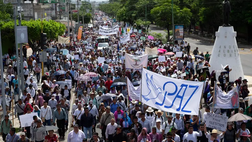 epa11603104 People participate in a demonstration for peace, and against drug violence, in Tuxtla Gutierrez, Chiapas state, Mexico, 13 September 2024. Some 10,000 people from different ethnic groups in the Mexican state of Chiapas (southeast), human rights defenders, retired teachers, transport workers and the state's Catholic Church held a march to demand that the Mexican government put an end to the drug violence that has increased in recent months in the region. EPA/Carlos López