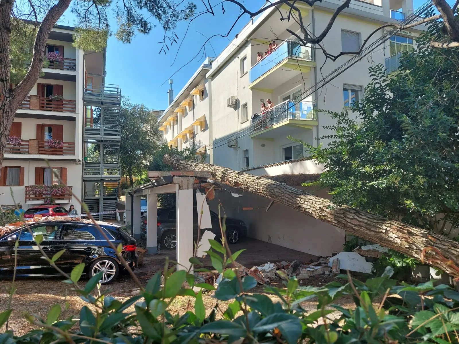 Alberi sradicati dalle forti raffiche di vento, pali dell’illuminazione pubblica piombati in mezzo alle strade con inevitabili problemi alla viabilità, cartelli stradali divelti, giardini e scantinati allagati, alcuni momentanei blackout e anche tre incendi causati dai fulmini. L’ondata di maltempo che ha colpito la regione nella prima serata di giovedì 1 agosto ha causato danni in diversi comuni della provincia di Udine. Tra questi c'è Lignano dove un albero si è spezzato ed è finito sopra l'hotel Campana d'Oro