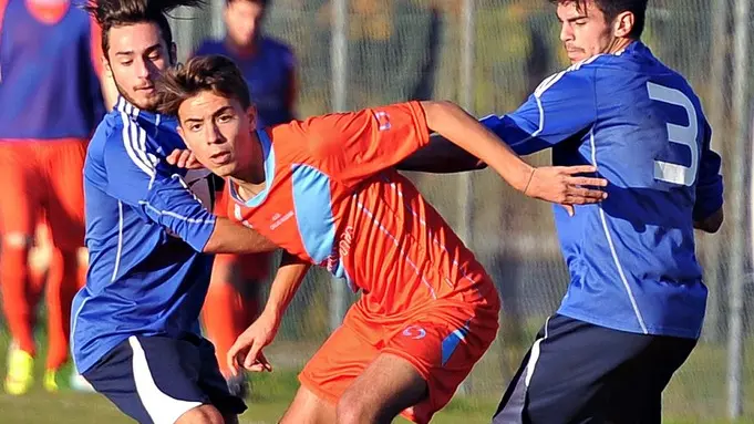 Udine, 08 novembre 2015..Calcio..Tricesimo.(blu) vs Cjarlins Muzane (arancio)..Nella foto il n7 e 3 del Tricesimo vs il n8 del Cjarlins Muzane..Copyright ag Foto Petrussi / Ferraro Simone