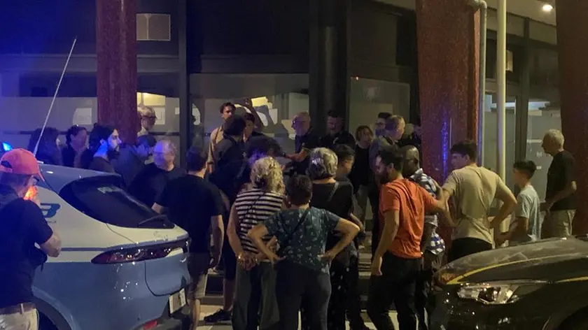 Piazza Duca d’Aosta ha visto contrapporsi Forza nuova e antagonisti (foto Ambrosio / Petrussi)