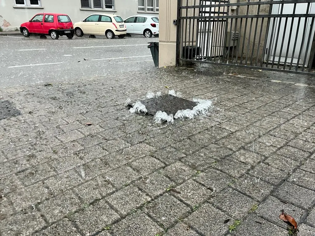 L'acqua fuorisce dal tombino a Pordenone