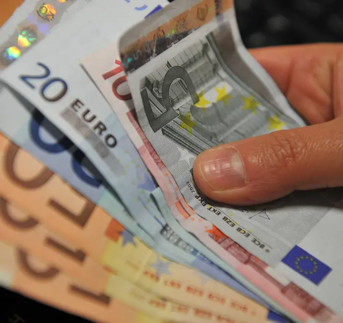 Banconote euro fotografate, 05 dicembre 2011 a Lucca. Tra i provvedimenti previsti dalla manovra del governo Monti anche l'uso del contante limitato a mille euro. ANSA/FRANCO SILVI