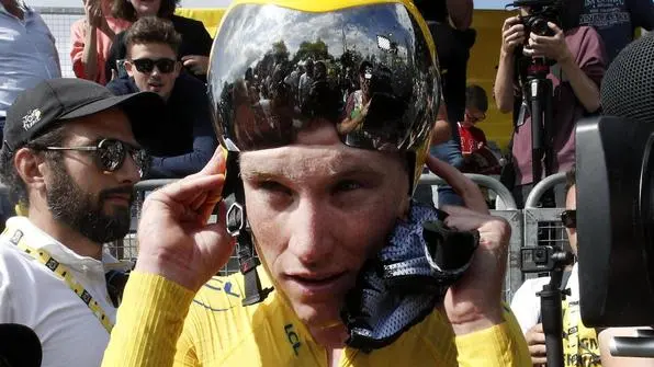 epa07701544 Netherlands' Mike Teunissen of team Jumbo Visma, wearing the overall leader's yellow jersey, reacts following the 2nd stage of the 106th edition of the Tour de France cycling race, a 27.6km team time trial in Brussels, Belgium, 07 July 2019. EPA/GUILLAUME HORCAJUELO
