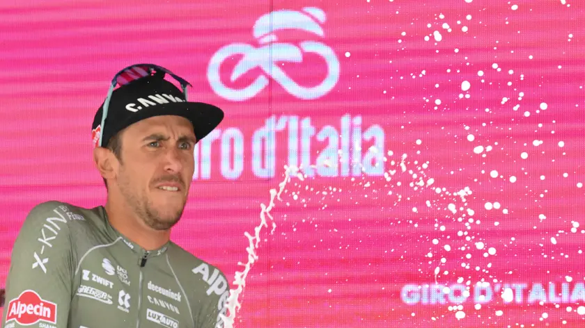 Belgian rider Dries De Bondt of Alpecin-Fenix team, celebrates on podium the victory on sprint the eighteenth stage of the 105th Giro d`Italia cycling tour, a race of 152 km from Borgo Valsugana to Treviso, Italy, 26 May 2022. ANSA/MAURIZIO BRAMBATTI