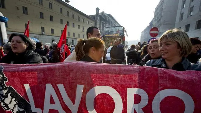 Il corteo con blocchi stradali organizzato dai disoccupati aderenti al movimento Bros, all'Astir e all' Arpac Multiservizi che,l' 1 dicembre 2011, ha causato a Napoli gravi disagi al traffico cittadino..ANSA / CIRO FUSCO