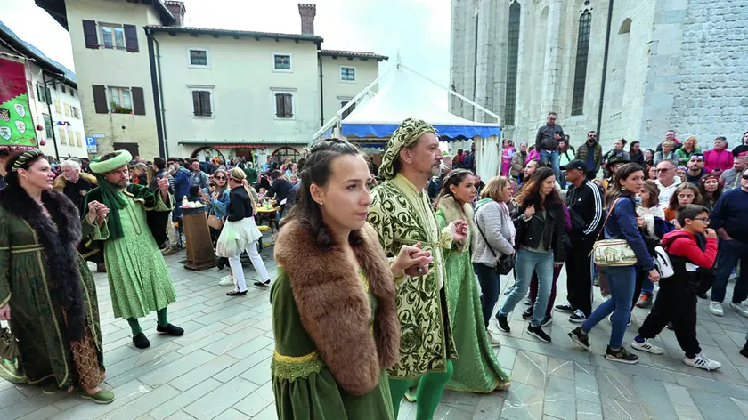 Folla in centro durante la scorsa edizione della Festa della zucca a Venzone