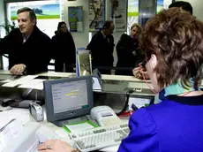 Un'impiegata ad uno sportello bancario in una foto d'archivio. ANSA / ALESSIA PARADISI