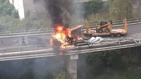Il mezzo in fiamme a Pontebba