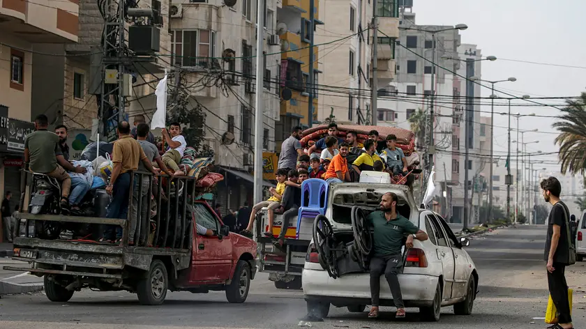 epa10954343 Residents evacuate from Gaza City and the northern Gaza Strip, in Gaza, 02 November 2023. More than 8,500 Palestinians and at least 1,400 Israelis have been killed, according to the Israeli Defense Forces (IDF) and the Palestinian health authority, since Hamas militants launched an attack against Israel from the Gaza Strip on 07 October, and the Israeli operations in Gaza and the West Bank which followed it. According to the United Nations Relief and Works Agency for Palestine Refugees in the Near East (UNRWA), a 'massive displacement of people' from the north of the Gaza Strip southward has placed 'enormous pressure on those communities'. The IDF had issued a military advisory warning the civilian population of north Gaza and Gaza city to move to areas south of Wadi Gaza as it expands 'ground operations' in the enclave. EPA/MOHAMMED SABER